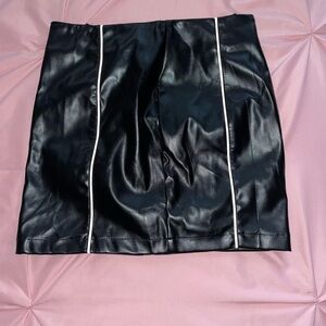 SHEIN Contrast Piping PU Leather Skirt
